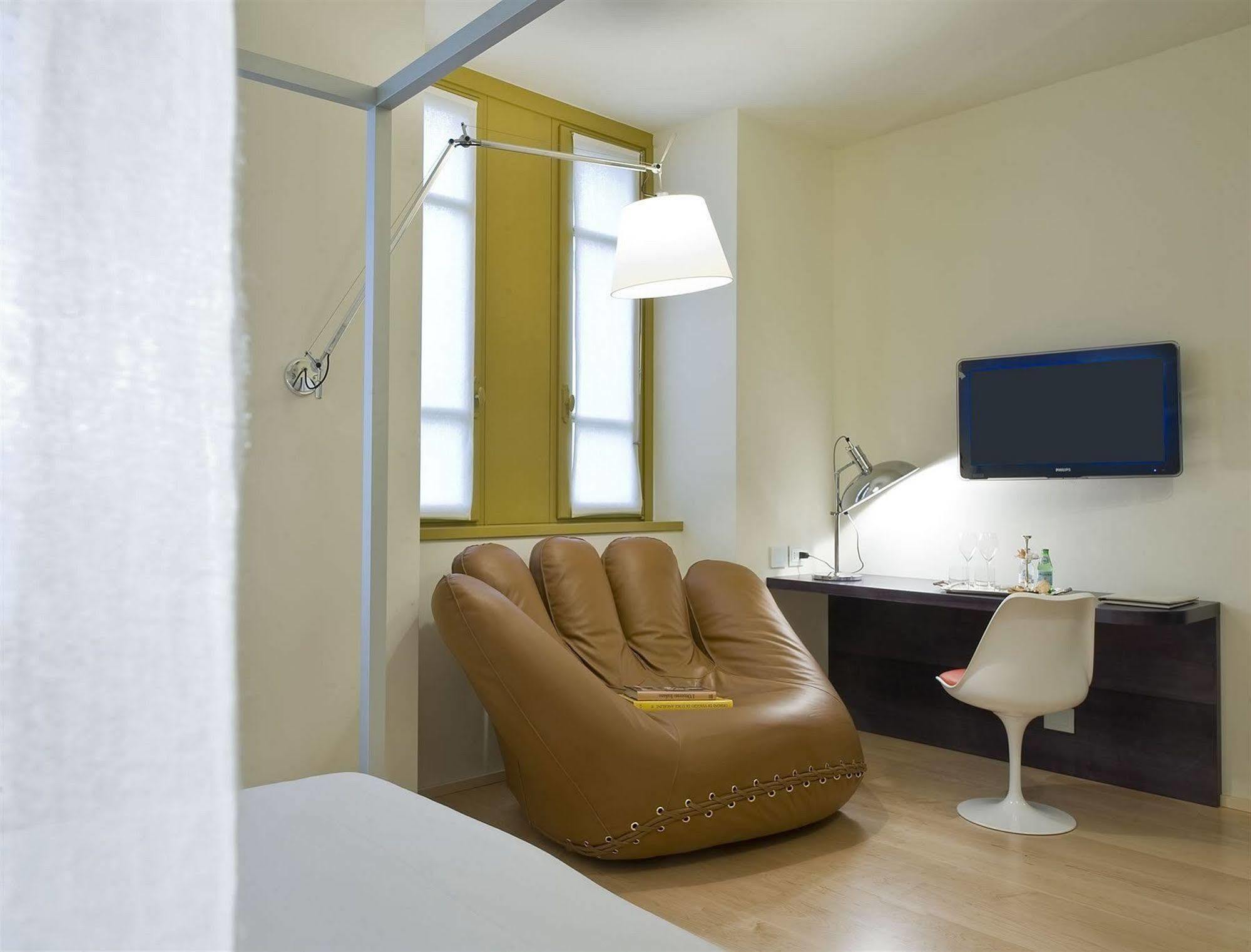 Petronilla - Hotel In Bergamo Bagian luar foto