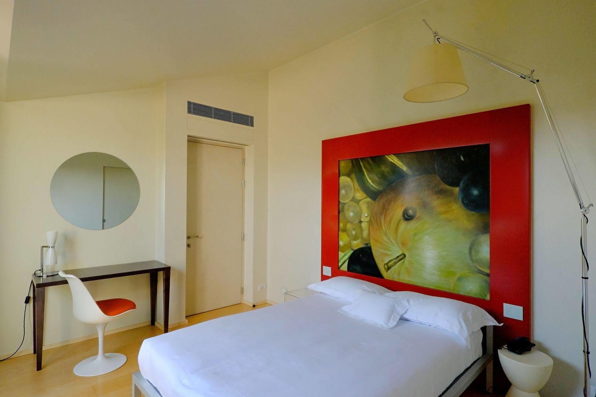 Petronilla - Hotel In Bergamo Bagian luar foto