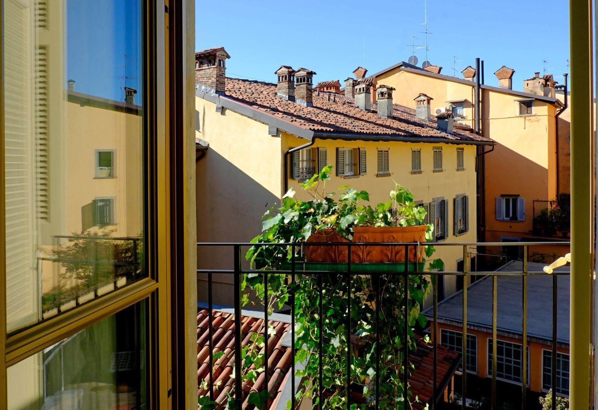Petronilla - Hotel In Bergamo Bagian luar foto