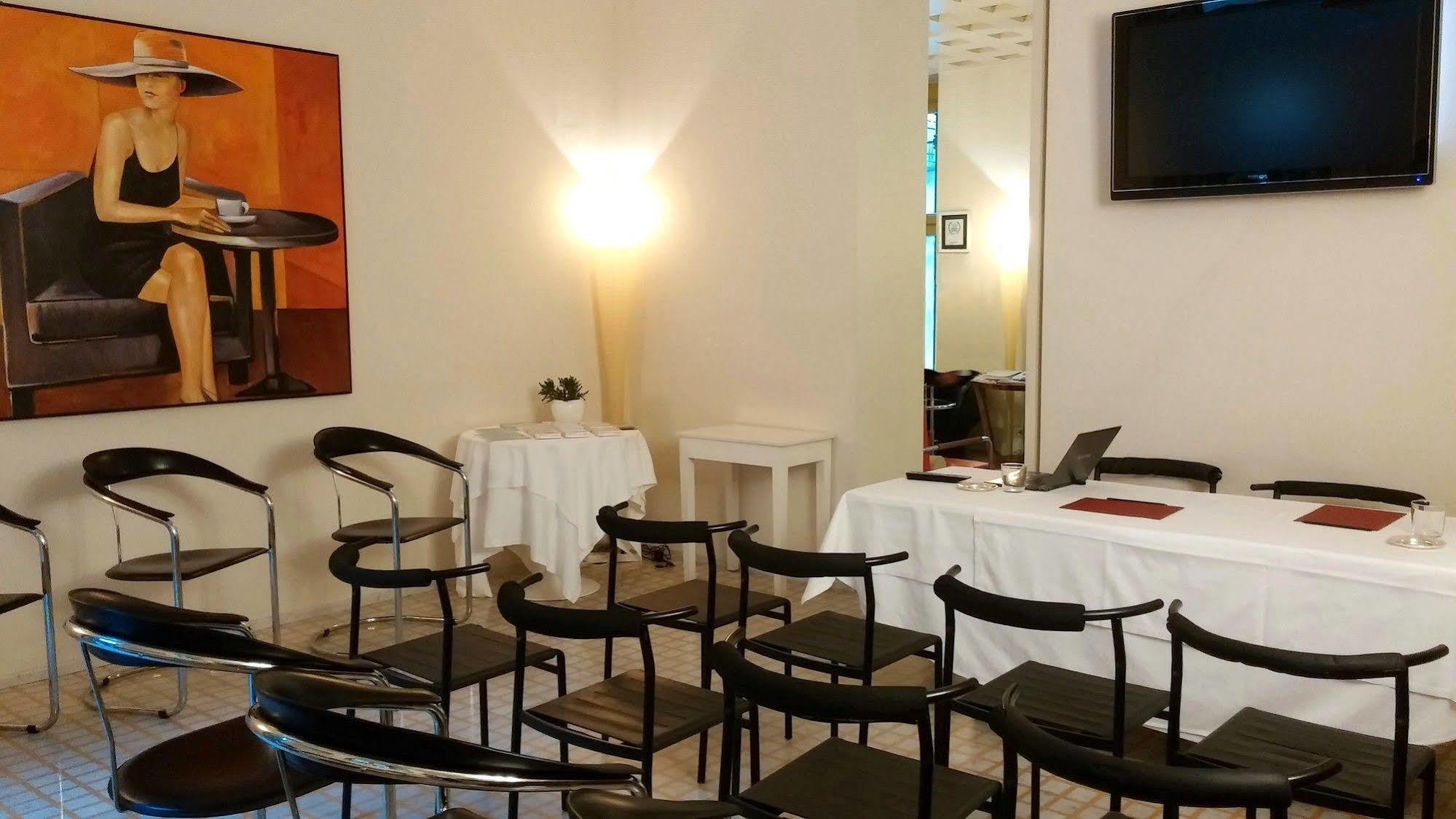 Petronilla - Hotel In Bergamo Bagian luar foto
